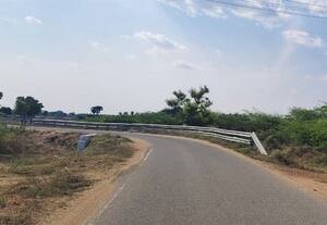  காரியாபட்டி - நரிக்குடி ரோட்டில் அதிக வளைவுகளால் விபத்து அச்சம்