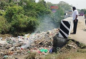  நெடுஞ்சாலை பகுதிகளில் குப்பை கொட்டுவதால் சுகாதார சீர்கேடு 