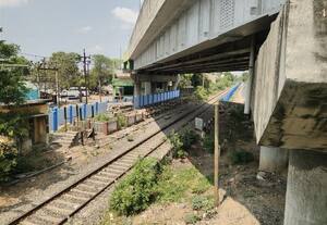  ரயில்வே கேட் மேம்பாலம் பகுதியில் தண்டவாளம் அருகே தடுப்புச்சுவர்