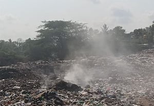  முடிச்சூர் ஏரி கரையில் குப்பை கழிவுகள் தீ வைத்து எரிப்பு வண்டலுார் பகுதியில் சுகாதார சீர்கேடு