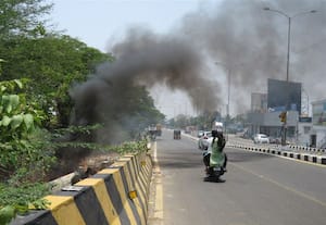  சாலையோரம் குப்பை எரிப்பு புகையால் வாகன ஓட்டிகள் அவதி