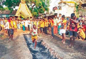 மோகனுார் மாரியம்மன் கோவில் திருவிழா பக்தர்கள் குண்டம் இறங்கி நேர்த்திக்கடன்