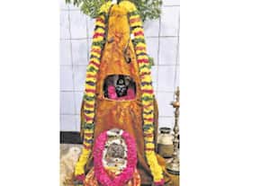 புத்துக்கண் அலங்காரத்தில் முத்து மாரியம்மன்