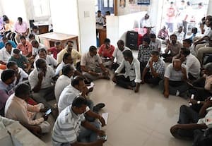 காலி பாட்டில் திரும்பப்பெறுவதில் சிரமம்; 'டாஸ்மாக்' ஊழியர்கள் போராட்டம்