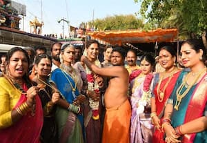  கூவாகம் கோவிலில் தாலி கட்டிய திருநங்கையர்