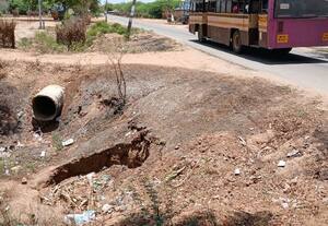  ரோட்டோரம் பள்ளம்