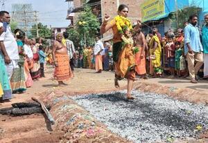  கூடலுாரில் பூக்குழி இறங்கிய பக்தர்கள்