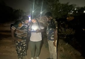  தாயை பிரிந்து தவிக்குது குட்டி யானை பிற யானைகள் விரட்டுவதால் பரிதாபம்