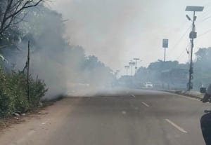    ரோட்டோரம் குப்பை எரிப்பதால் l விபத்து அபாயம்  சுகாதார சீர்கேடுக்கு அச்சாரம்