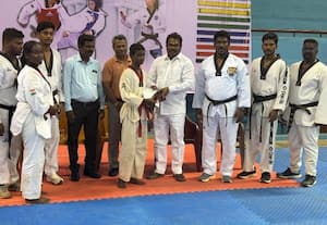 தேக்வாண்டோ வீரர்களுக்கு பெல்ட், சான்றிதழ் வழங்கல்