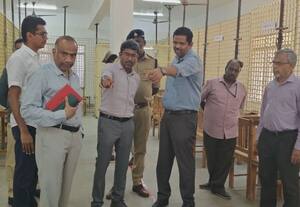  ஓட்டு எண்ணும் மையத்தில் 201 மேஜைகள் அமைப்பு தேர்தல் அதிகாரிகள் ஆய்வு