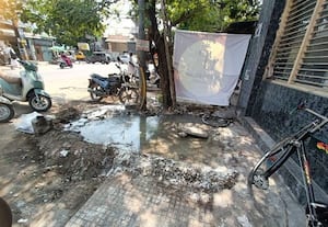  மழைநீர் கால்வாயில் நிரம்பிய கழிவுநீர் வெளியேறி துர்நாற்றம் 25 நாட்களாக குட்டை போல தேங்குவதால் நகர மக்கள் அவதி