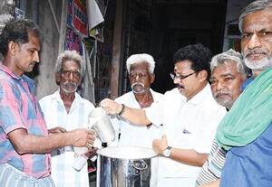 எம்.ஜி.ஆரின் பெற்றோர் பெயரில் தண்ணீர் பந்தல்