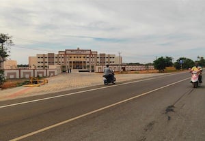  நெடுஞ்சாலையோரம் சட்டக்கல்லுாரி வேகமாக வரும் வாகனத்தால் விபத்து