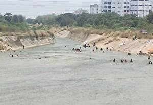  கிருஷ்ணா கால்வாயில் ஆபத்தை உணராமல் மக்கள் உற்சாக குளியல்