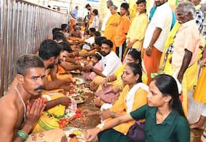  கவுமாரியம்மன் கோயிலில் காப்பு கட்டி விரதம் துவக்கினர்