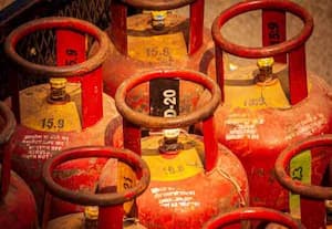 வணிக பயன்பாட்டுக்கான சிலிண்டர் விலை ரூ.993 உயர்வு
