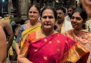  பழனிசாமி குடும்பத்தினர் திருச்செந்துாரில் வழிபாடு
