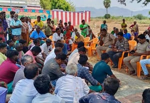 கோவில் முன் கிராம மக்கள் காத்திருப்பு போராட்டம்
