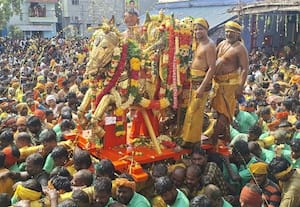 பரமக்குடியில் வெண்பட்டு உடுத்தி கள்ளழகர் வைகை ஆற்றில் இறங்கினார்