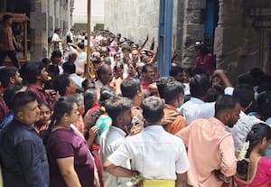  அவிநாசி கோவிலில் அலைமோதிய பக்தர்கள் சுவாமி தரிசனத்திற்கு பக்தர்கள் 'தள்ளுமுள்ளு'