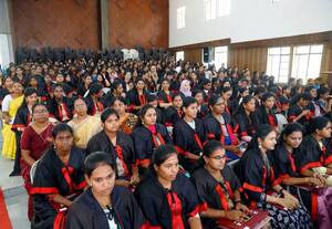  கல்லுாரி பட்டமளிப்பு விழா மாணவியர் உறுதிமொழி ஏற்பு