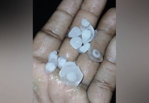  மேலுாரில் சூறாவளியுடன் ஆலங்கட்டி மழை