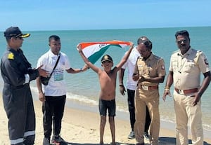  பாக் ஜலசந்தியை நீந்தி கடந்து 7 வயது சிறுவன் சாதனை