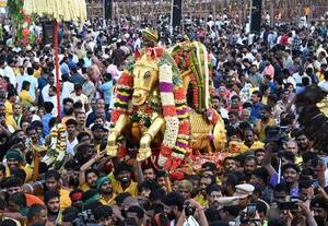  பச்சை பட்டுடுத்தி பக்தர்கள் வெள்ளத்தில் வைகை ஆற்றில் எழுந்தருளிய கள்ளழகர்; 'கோவிந்தா' கோஷங்களால் அதிர்ந்தது மதுரை