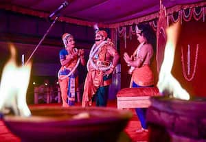விளக்குத் திரி ஒளியில் நடக்கும் பழமையான நாடகம்