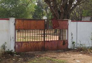  விளையாட்டு மைதான கதவு சேதம் மாணவியர் பாதுகாப்பு கேள்விக்குறி