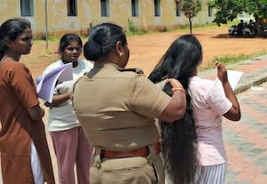  தலை வாரிய பெண் போலீஸ்
