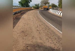  ரோட்டில் சிதறும் ஜல்லிகளால் அபாயம்