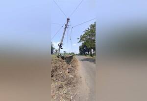  மின்கம்பங்களால் விபத்து அபாயம்