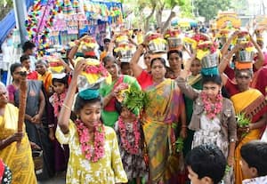  மாகாளியம்மன் கோவிலுக்கு பக்தர்கள் பால்குட ஊர்வலம் 