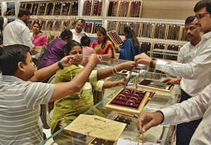 தங்கம் விலை சவரனுக்கு ரூ.1440 குறைந்தது; வெள்ளி விலை கிலோவுக்கு 5 ஆயிரம் சரிவு