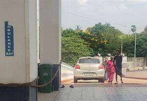  இடையூறு:ஆம்புலன்ஸ் வரும் வழியில் வாகனம் நிறுத்தம்: அரசு மருத்துவக்கல்லுாரி மருத்துவமனையில்