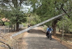  சூறாவளியால் பாதிக்கப்பட்ட கிராமங்களில் ஐந்து நாட்களாக சீராகாத மின் விநியோகம்