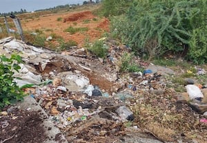  நீர்வரத்து ஓடையில் கொட்டப்படும் கழிவுகள்