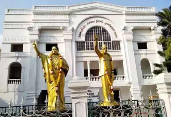  உடைகிறதா அதிமுக?: எம்எல்ஏ கூட்டத்தை தள்ளிவைத்தார் இபிஎஸ்