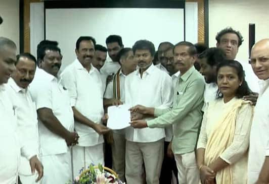  காங் எம்எல்ஏக்களுக்கு சால்வை அணிவித்து வரவேற்ற விஜய்; நாளை பதவியேற்பு விழா!