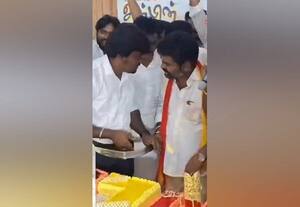 பட்டாக்கத்தியால் கேக் வெட்டிய சர்ச்சை கட்சியினருக்கு கடிவாளம் போடுவாரா விஜய்?
