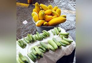  ராமநாதபுரத்தில் வெள்ளரி  பழம் ரூ.50க்கு விற்பனை