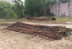  இரும்பு கம்பிகள் பாழாகும் அவலம் பாதுகாப்பாக வைக்க கோரிக்கை