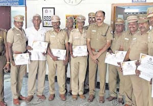 ஈரோட்டில் போக்குவரத்து காப்பாளர்களுக்கு சான்று