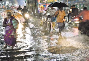 கோபி, ஈரோட்டில் கொட்டிய மழை: மின் தடையால் மக்கள் அவதி