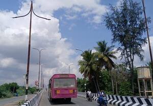 மேம்பாலத்தில் முறிந்து தொங்கும் மின்கம்பம் 