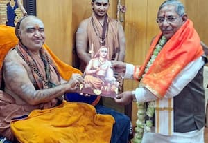 நாகலாந்து கவர்னர் காஞ்சி மடாதிபதியிடம் ஆசி