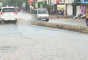 காரைக்குடியில் கொட்டி தீர்த்த கோடை மழை: ரோட்டில் ஓடிய மழை நீர்