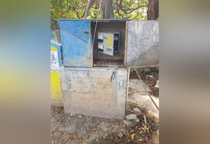  அரசுப்பள்ளி அருகே ஆபத்தான மின் பெட்டி